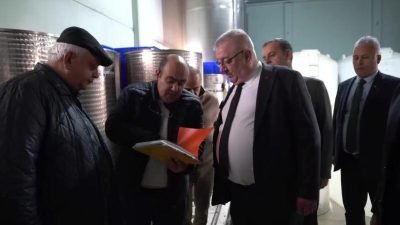 Edremit Belediyesi’nin mülkiyetindeki zeytinliklerde hasat sürüyor. Başkan Mehmet Ertaş da