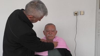 Osmaniye'nin Kadirli ilçesinde yaşayan Kemal Konuk, emekli maaşının yetmediğini, berbere