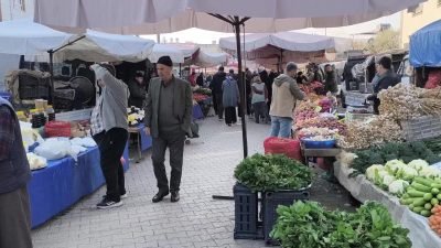 Osmaniye'nin Kadirli ilçesinde asgari ücretliler zamlı maaşını almadan pazardaki ürünlere