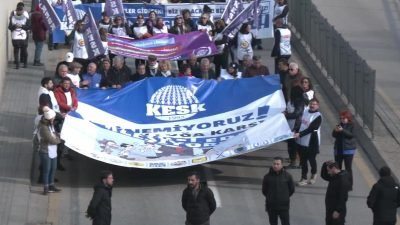 Emeklilerin birçoğu ek işlerde çalışırken, iş bulamayanlar ise geçinebilmek için temel ihtiyaçlarından