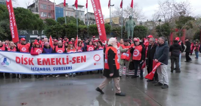 DİSK’e bağlı Emekli-Sen üyeleri, Kartal Meydanı'nda açıklama yaptı. Sendika Genel Sekreteri