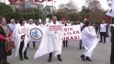 Emekliler, Kartal'da kefen giyip iktidara seslendi. Yapılan açıklamada, "Bize ‘tasarruf