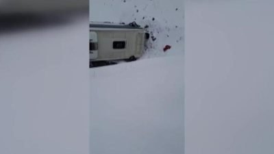 Erzincan- Sivas karayolu Sakaltutan mevkisinde yolcu otobüsü şarampole devrildi. Bölgeye