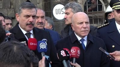 Tarihi Taş Ambarlar'ın çatısında çıkan yangının elektrik kontağından kaynaklandığı düşünülüyor...