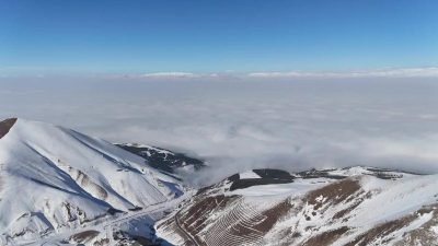 Erzurum’da yağan kardan sonra kent genelinde oluşan sis görüş mesafesini