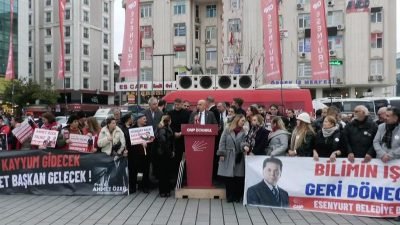 Esenyurt'taki Demokrasi Nöbeti'ne katılan CHP Genel Başkan Yardımcısı Gökan Zeybek,