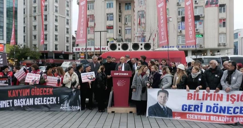 Esenyurt'taki Demokrasi Nöbeti'ne katılan CHP Genel Başkan Yardımcısı Gökan Zeybek,