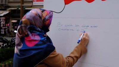 Saadet Partisi Eskişehir İl Teşkilatı tarafından Hamamyolu Caddesi’nde ‘Bir Çocuk