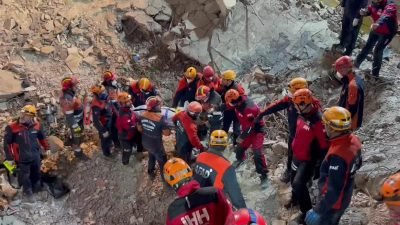 Güngören’de çöken binanın enkazında kalan vatandaşın cansız bedeni çıkarıldı.