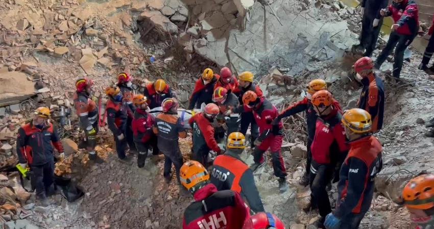 Güngören’de çöken binanın enkazında kalan vatandaşın cansız bedeni çıkarıldı.
