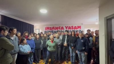 Çeşitli meslek gruplarından oluşan bir grup, bugün asgari ücretin artan