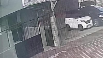 İzmir'de polis ekipleri tarafından üç evden hırsızlık yapan M.E. yakalandı.