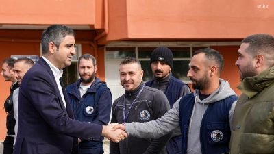 Kartal Belediye Başkanı Gökhan Yüksel, belediye personeli ile bir araya
