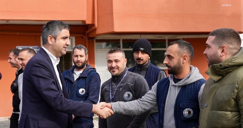 Kartal Belediye Başkanı Gökhan Yüksel, belediye personeli ile bir araya