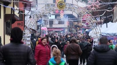 Eskişehir'in Odunpazarı ilçesindeki Hicri Sezen Meydanı'nda kurulan "Yeni Yıl Pazarı"na