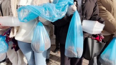 Kuşadası Belediyesi’nin havanın soğumaya başlamasıyla sokak hayvanlarının yiyecek bulmakta zorlanmasına