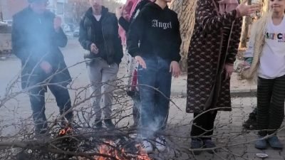 Malatya’nın Yeşilyurt ilçesi Hıroğlu Mahallesi'nde konteynerlerde yaşayan depremzedeler, elektrik kesintileri