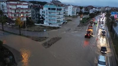 Manavgat'ta dün sabah saatlerinde başlayan ve öğle saatlerinde etkisini artırarak