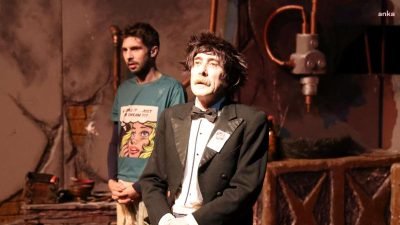 Marmarisli tiyatroseverler, “Big Data” isimli oyuna biletle değil kitapla girdi.