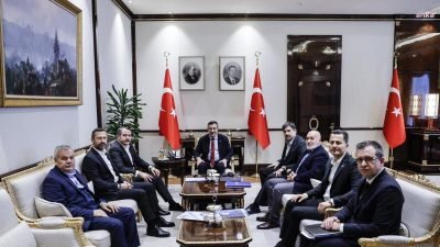 Memur-Sen Genel Başkanı Ali Yalçın, beraberindeki heyet ile birlikte Cumhurbaşkanı Yardımcısı