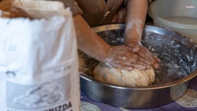 Mersin Büyükşehir Belediyesi’nin dezavantajlı bölgelerde yaşayan ailelere yönelik başlattığı "Un