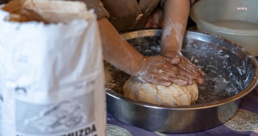 Mersin Büyükşehir Belediyesi’nin dezavantajlı bölgelerde yaşayan ailelere yönelik başlattığı "Un