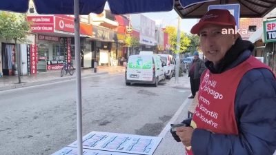 Osmaniye'nin Kadirli ilçesinde milli piyango bileti satan Muzaffer Sarıyıldırım, alım