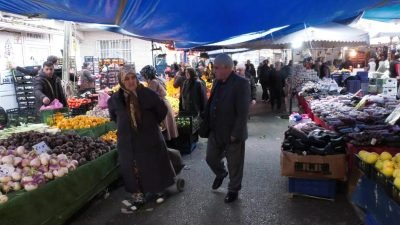 Bursa'da semt pazarında alışveriş yapmaya çalışan çoğu emekli vatandaşlar, hayat
