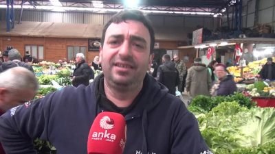  Sinop’ta pazar esnafı Serkan Bektaş, “Aldığımız malın vergisini ayrı veriyoruz,