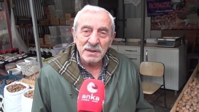 Sinop’ta pazarda ceviz satan emekli Fikret Şahin, "Emekli maaşım yetse