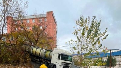 Pendik'te kimyasal madde yüklü TIR'da kaza sonrası küçük çaplı yangın