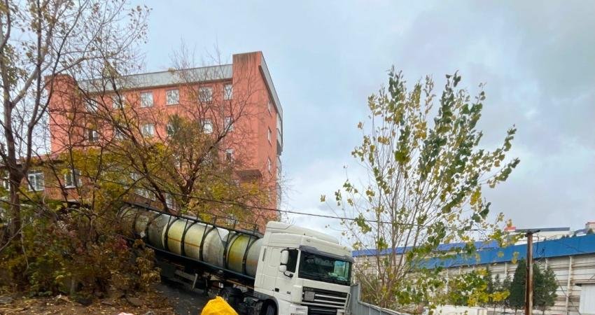 Pendik'te kimyasal madde yüklü TIR'da kaza sonrası küçük çaplı yangın