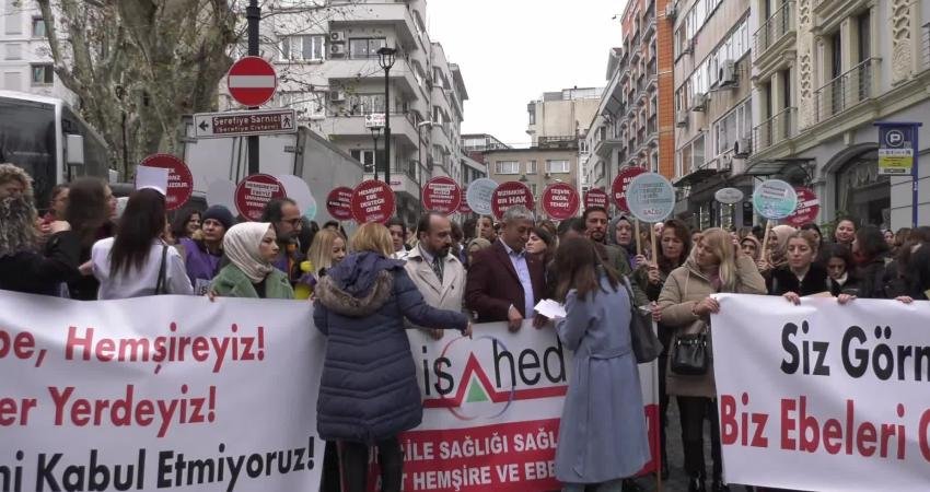Sağlık emekçileri İstanbul İl Sağlık Müdürlüğü önünde açıklama yaptı: “Biz köle değiliz, ebeyiz, hemşireyiz Aile sağlığı merkezi çalışanı ebe ve hemşireler, ‘eziyet yönetmeliği’ olarak