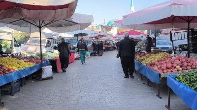 Osmaniye'nin Kadirli ilçesinde semt pazarına alışverişe gelen emekliler, geçinemediklerinden yakındı.