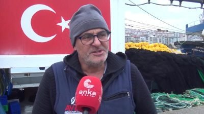Sinop iskelesine fırtına dolayısıyla demir atan balıkçılar sezonu değerlendirdi. Balıkçı