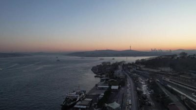 İstanbul Büyükşehir Belediyesi (İBB) zabıta ekipleri, tarihi Sirkeci Garı'nın etrafını