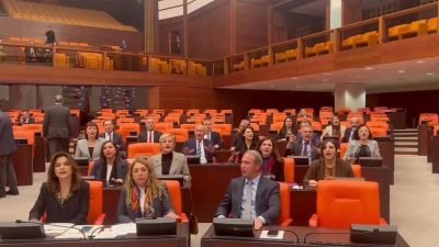  DEM Partili milletvekilleri, TBMM Genel Kurulu'nda sıra kapaklarına vurarak ve