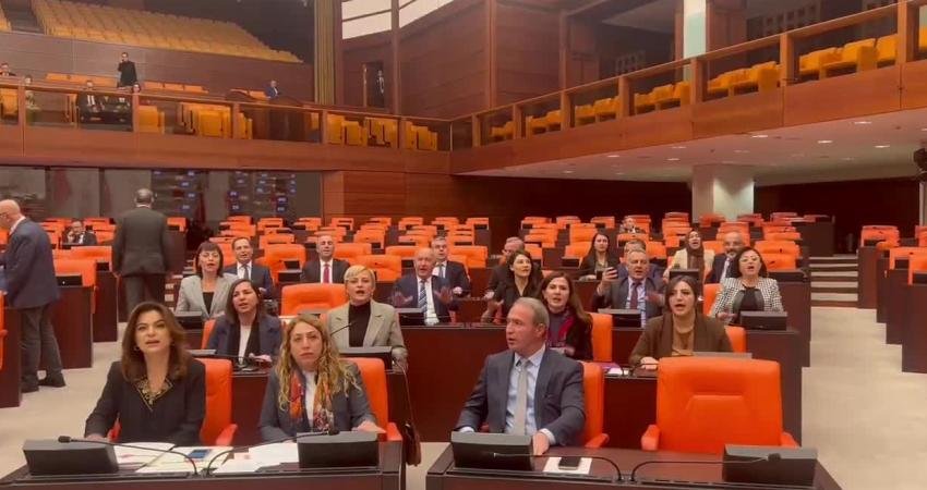  DEM Partili milletvekilleri, TBMM Genel Kurulu'nda sıra kapaklarına vurarak ve
