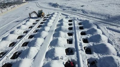 Erzurum'da zorlu kış şartlarında donan toprak nedeniyle mezar kazma işlemlerinde