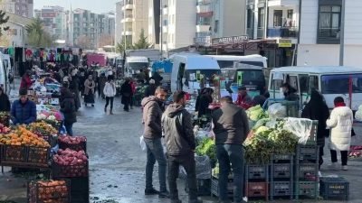 Van’da pazarcı esnafı ve vatandaşlar, ekonomik kriz nedeniyle alım gücünün