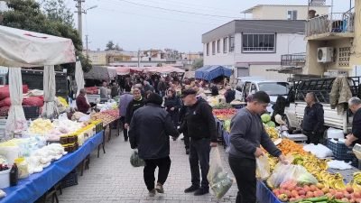 Kadirli ilçesinde pazarcı Nurettin Yılmaz, vatandaşların lahana fiyatlarını yüksek bularak