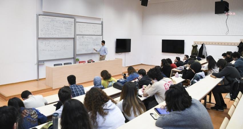 Türkiye’de en az bir akredite lisans programı bulunan üniversite sayısı