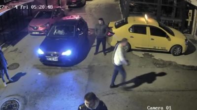 İzmir'in Konak ilçesinde meydana gelen yol verme tartışmasında tabancayla havaya