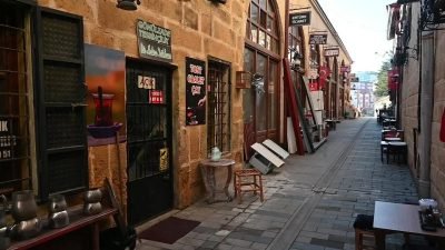 Yozgat’ın tarihi mekanlarından Tol Çarşı’da bir esnaf, ihtiyaç sahipleri için