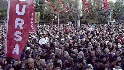 CHP Genel Başkanı Özgür Özel, ''Emekliye gidip de geçinebiliyor musun diye