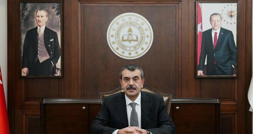 Milli Eğitim Bakanı Yusuf Tekin, Balıkesir'in Altıeylül İlçesi Pamukçu beldesindeki bir okul servisinin TIR’la