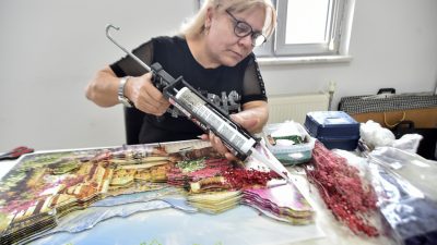 Mamak Belediyesi Neşet Ertaş Aile Merkezi’nde eğitim gören kursiyerler, “Annem