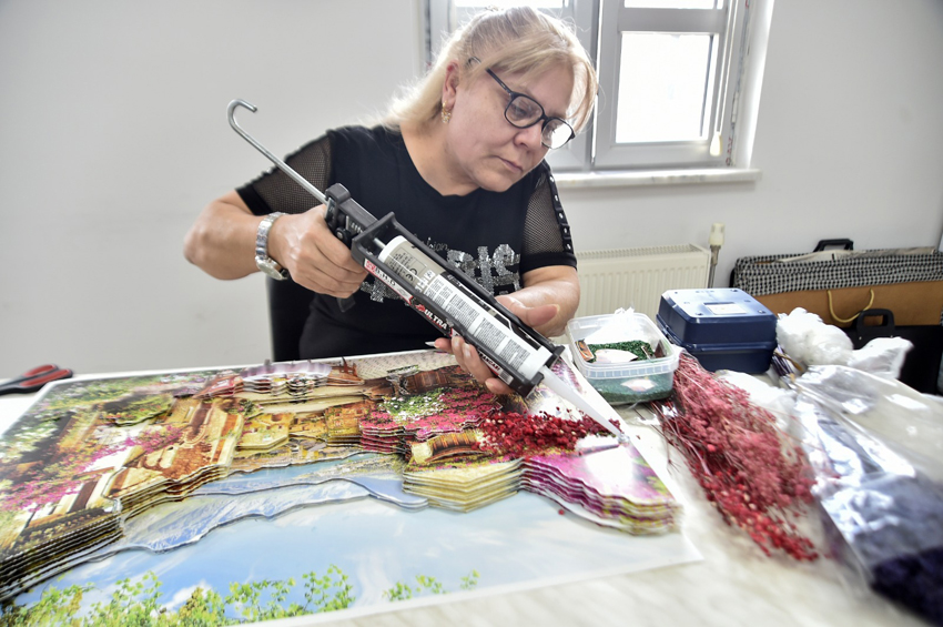 Anneler için tasarladılar Mamak Belediyesi Neşet Ertaş Aile Merkezi’nde eğitim gören kursiyerler, “Annem