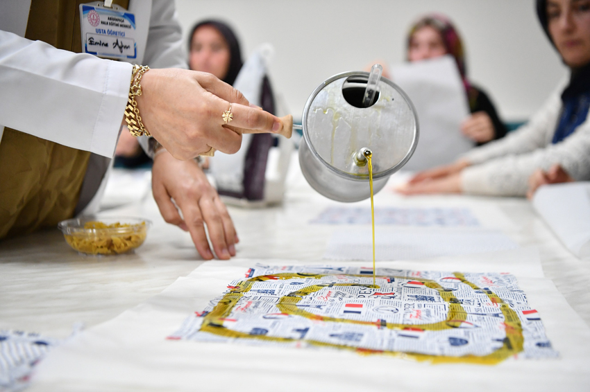 Mamak Belediyesi Kutludüğün Bilim ve Sanat Merkezi Aile Merkezi’nde kursiyerlere