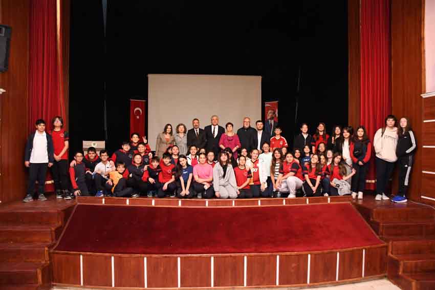 Mamak’ta geleceğin müzeleri konuşuldu Mamak Belediyesi, kültürel mirasın dijital çağda nasıl korunacağını ve genç